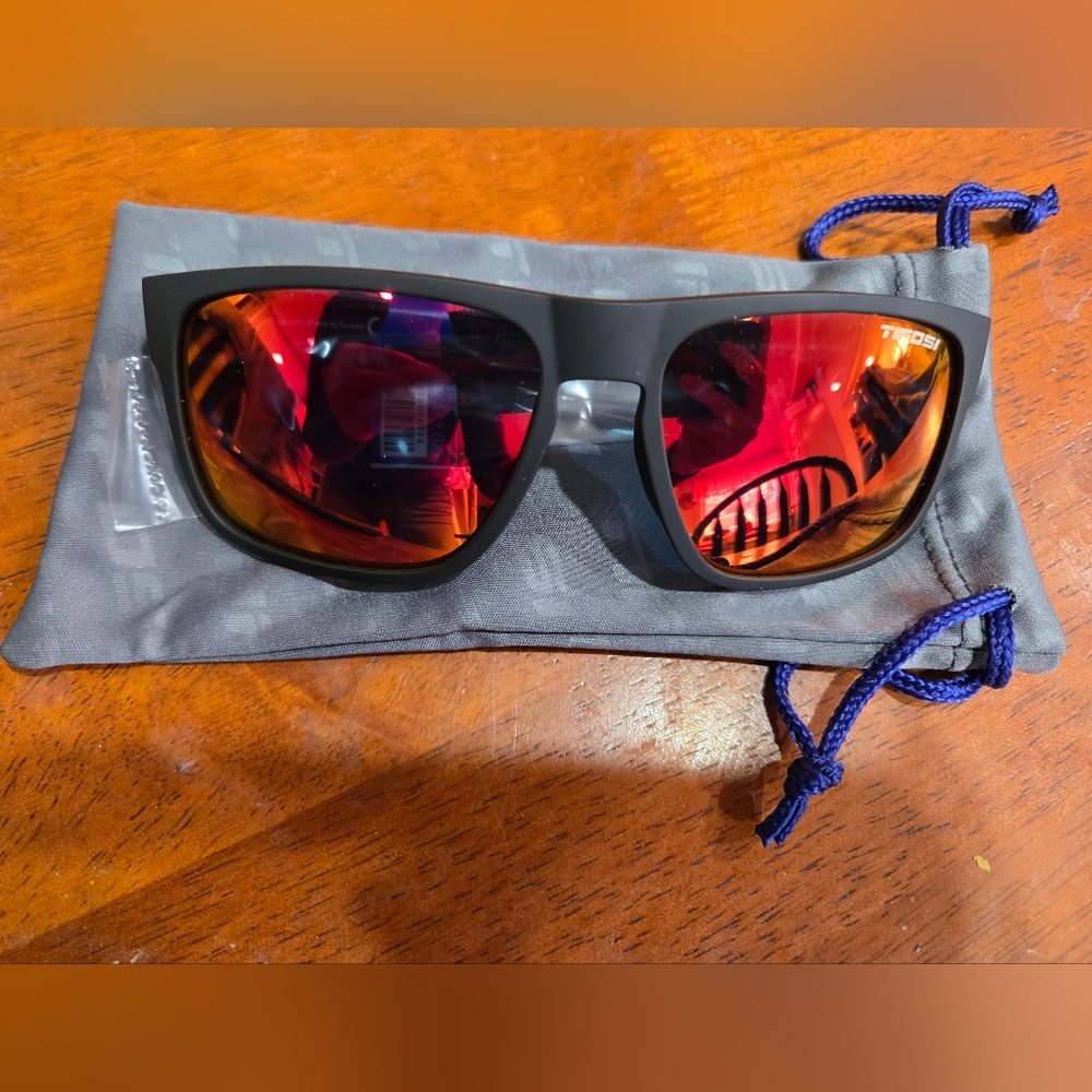 TIFOSI OPTICS SWICK SUNGLASSES BLACK AND RED